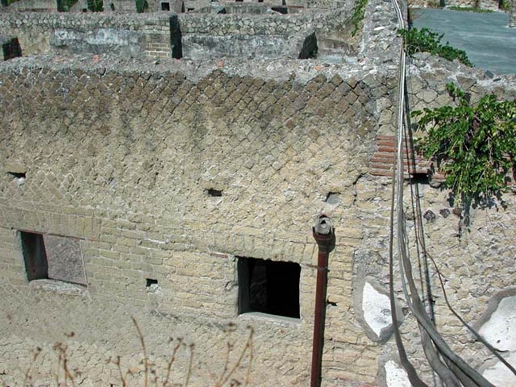 VI.8 and VI.9 Herculaneum, September 2003. Upper exterior facade on west side of Cardo IV. Photo courtesy of Nicolas Monteix.